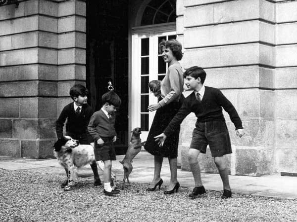 1956: Die Herzogin vor dem Madrider Liria Palast mit ihren drei Söhnen.