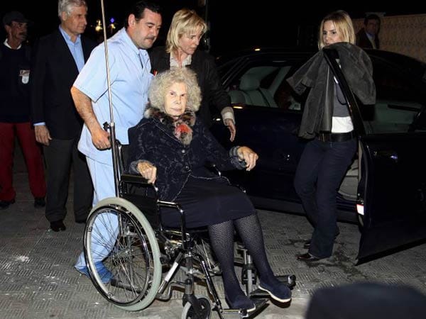 2009: Die Herzogin auf dem Weg ins Krankenhaus in Sevilla. Die Herzogin ist die Nachfahrin König Jakobs II. von England und trägt mehrere Dutzend Titel.