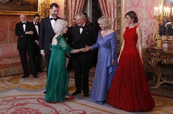Dieses Bild entstand im März 2011 bei einem Gala-Dinner im königlichen Palast in Madrid. Die Herzogin von Alba begrüßt Prinz Charles und dessen Gattin Camilla sowie Prinzessin Letizia (ganz rechts) und deren Gatten Prinz Felipe (links).