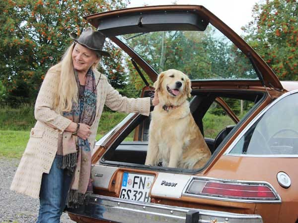 Gaby Sprotte und ihr Hund mögen den skurrilen Pacer und nutzen ihn als Alltagsauto.