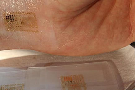 Wie ein Tattoo wird die elektronische Haut zwischen zwei Schutzschichten auf die Haut gebracht
