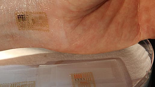 Wie ein Tattoo wird die elektronische Haut zwischen zwei Schutzschichten auf die Haut gebracht