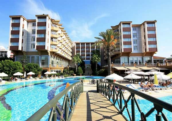 Hotel Terrace in Side-Kumköy: Das Hotel liegt direkt an der türkischen Riviera. Die Stunden im Sultan Restaurant werden für unvergesslichen Momente im Urlaub sorgen: Türkische und osmanische Spezialitäten verzaubern jeden Gaumen.