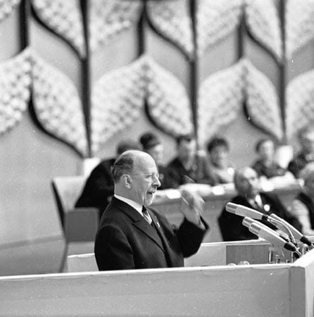 Noch im Juni des Jahres 1961 versichert der SED-Parteiführer und Vorsitzende des Nationalen Verteidigungsrates der DDR, Walter Ulbricht, der Weltöffentlichkeit: „Niemand hat die Absicht, eine Mauer zu errichten.“