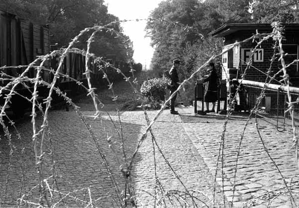Doch die Beteuerungen sind nichts wert. In der Nacht vom 12. auf den 13. August 1961 gibt Ulbricht den Befehl zur Abriegelung der Berliner Sektorengrenze. Bereits am frühen Morgen beginnen die DDR-Streitkräfte, Straßensperren aus Stacheldraht zu errichten.