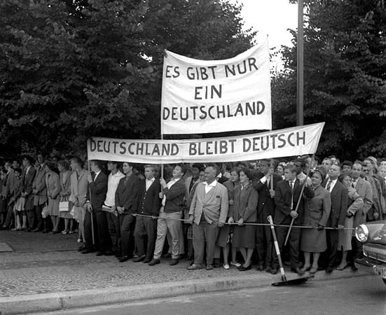 Menschen in Ost und West sind empört über die Abschottung des sowjetischen Sektors, wie diese Gruppe, die am 13. August in der Nähe des Brandenburger Tores demonstriert.