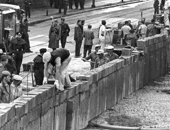 Wenige Tage später, in der Nacht vom 17. zum 18. August, beginnen Ostberliner Bautrupps, den Stacheldraht durch eine Mauer aus Hohlblocksteinen zu ersetzen.