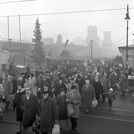 Mit dem Passierschein-Abkommen vom 17. Dezember 1963 wird die Berliner Mauer ein wenig durchlässiger: 28 Monate nach dem Mauerbau dürfen West-Berliner zwischen Weihnachten und Neujahr erstmals wieder ihre Verwandten in Ost-Berlin besuchen. In dieser Zeit kommen rund 1,2 Millionen Besuche von 700.000 West-Berlinern zustande. Mit dem Passierschein-Abkommen vom 17. Dezember 1963 wird die Berliner Mauer ein wenig durchlässiger: 28 Monate nach dem Mauerbau dürfen West-Berliner zwischen Weihnachten und Neujahr erstmals wieder ihre Verwandten in Ost-Berlin besuchen. In dieser Zeit kommen rund 1,2 Millionen Besuche von 700.000 West-Berlinern zustande.