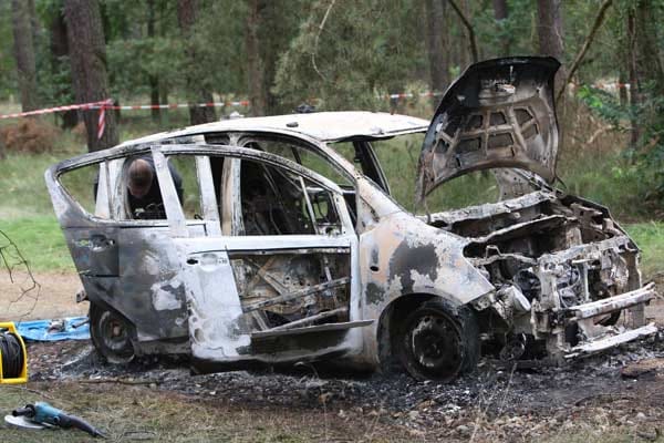 Im brandenburgischen Nauen findet die Polizei am Freitagmorgen in einem ausgebrannten Auto zwei Kinderleichen.