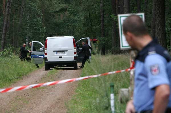 Die beiden dänischen Mädchen waren in dem Auto angeschnallt. Die Obduktion ergibt, dass sie bei lebendigem Leib verbrannten. Der Vater sagt aus, dass es ein Unfall gewesen sei. Inzwischen steht der 40-Jährige unter dringendem Mordverdacht, die Staatsanwaltschaft hat Haftbefehl erlassen.