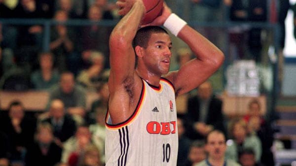 Stephen Arigbabu ist einer der erfolgreichsten deutschen Basketballer und hielt dem DBB-Team lange die Treue. Der gebürtige Hannoveraner absolvierte zwischen 1990 und 2007 166 Spiele für die Nationalmannschaft und holte unter anderem die Bronzemedaille bei der WM 2002 mit dem deutschen Team. Heute arbeitet der sympathische ehemalige Center als Trainer bei den BSW Sixers Bitterfeld, mit denen er zuletzt in die Pro B, also die 2. Liga, aufstieg.