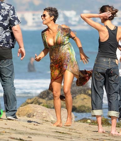 Halle Berry feiert ihren 45. Geburtstag am Strand von Malibu.