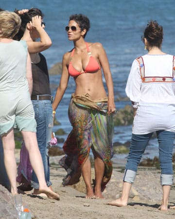 Halle Berry feiert ihren 45. Geburtstag am Strand von Malibu.