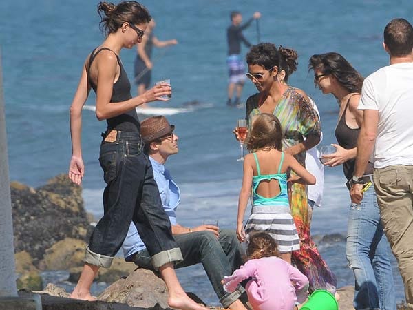 Halle Berry feiert ihren 45. Geburtstag am Strand von Malibu.