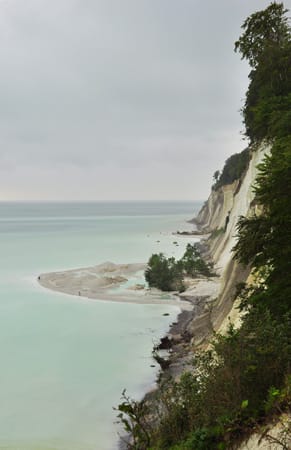 Zwei Fußgänger laufen auf dem frischen Abbruch. Nach Angaben des Nationalparkamtes Vorpommern stürzte ein mehr als 40 Meter breites und 70 Meter hohes Kreidemassiv in die Ostsee.