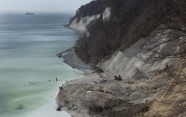 Nach dem Kreideabbruch ist das Wasser der Ostsee am Ufer milchig trüb.