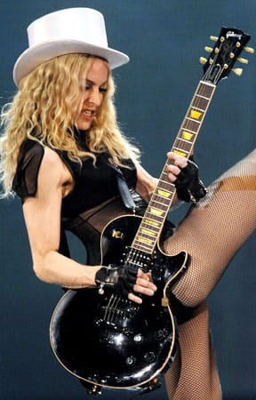 Auch bei ihrer "Sticky & Sweet"-Tour setzte Madonna auf Sex-Appeal. Im Sommer 2009 trat sie in Hamburg auf.