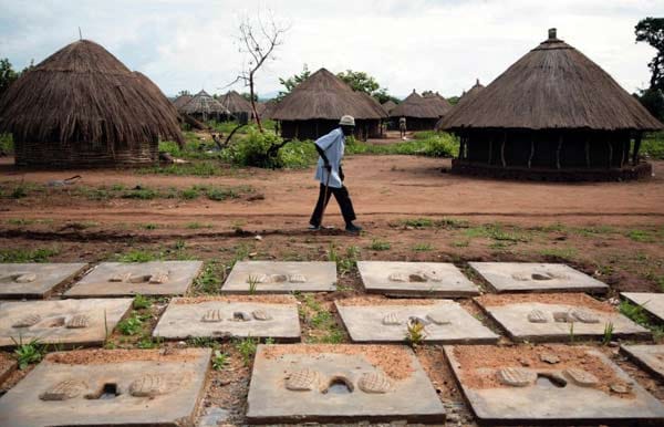 Da geht keiner gerne aufs Klo: Massen-Freiluft-Latrinen in Kitgum, Uganda. Da geht keiner gerne aufs Klo: Massen-Freiluft-Latrinen in Kitgum, Uganda.