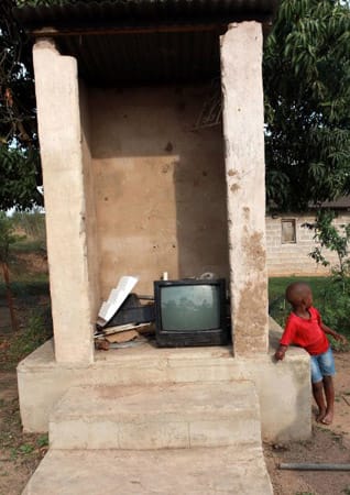 Keinen Unterhaltungswert hat der Fernseher auf der Toilette im südafrikanischen Umzinyathi. Das ungenutzte Klo wird als Müllablageplatz benutzt. Keinen Unterhaltungswert hat der Fernseher auf der Toilette im südafrikanischen Umzinyathi. Das ungenutzte Klo wird als Müllablageplatz benutzt.