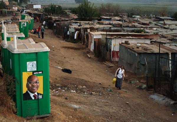 Dixie-Klos als Litfaßsäule für Wahlwerbung in Kliptown, dem ältesten Bezirk des früheren Townships Soweto bei Johannesburg, Südafrika. Dixie-Klos als Litfaßsäule für Wahlwerbung in Kliptown, dem ältesten Bezirk des früheren Townships Soweto bei Johannesburg, Südafrika.