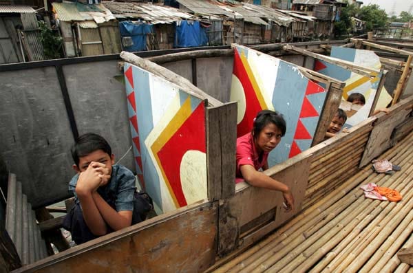 Toiletten in einem Slum der indonesischen Hauptstadt Jakarta. Toiletten in einem Slum der indonesischen Hauptstadt Jakarta.