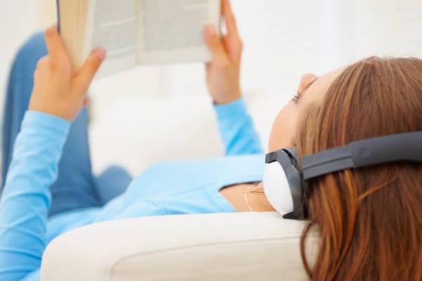 Lesen und entspannende Musik helfen beim Einschlafen
