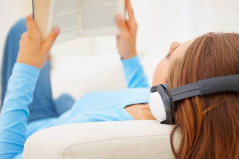 Lesen und entspannende Musik helfen beim Einschlafen
