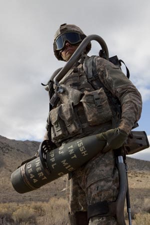 Der Soldat der Zukunft: mit Tragehilfe für die schwere Hightech-Ausrüstung