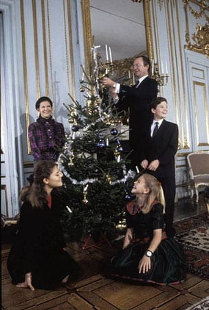 Weihnachten und traditionelle Feste wurden bei der schwedischen Königsfamilie schon immer groß gefeiert. Hier schmücken 1992 alle gemeinsam den Tannenbaum.