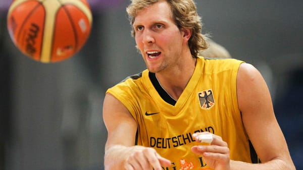 Deutschlands wichtigste Waffe: Dirk Nowitzki. Der frisch gekürte NBA-Champion springt seit 1998 für die Dallas Mavericks in die Bresche. Im Juli 2011 gab "Dirkules" als amtierender NBA-Finals-MVP bekannt, dass er trotz der langen Saison mit der deutschen Nationalmannschaft an der EM 2011 teilnehmen wird.