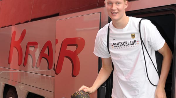 Robin Benzing gilt als größtes deutsches Basketball-Talent seit Dirk Nowitzki. Er ist groß, athletisch, hat einen starken Wurf und einen eleganten Zug zum Korb. In der nächsten Saison wird der 2,08-Meter große Hesse ein Teil des ambitionierten Basketball-Projekts des FC Bayern München sein. Seit 2009 absolvierte er bislang 27 Spiele für den deutschen Nationalkader.