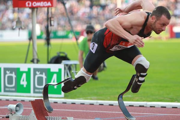 Oscar Pistorius, 400-Meter-Läufer: Dem südafrikanischen Sprintstar fehlen seit Geburt beide Wadenbeinknochen. Deshalb mussten dem 24-Jährigen beide Unterschenkel amputiert werden. Mit zwei Kunststoff-Prothesen läuft der "Blade Runner" inzwischen gegen nichtbehinderte Athleten. Ihm gelang die WM-Qualifikation für Südkorea, zudem startete er bereits bei den Paralympics 2004 und 2008, wo er insgesamt fünf Medaillen gewann.