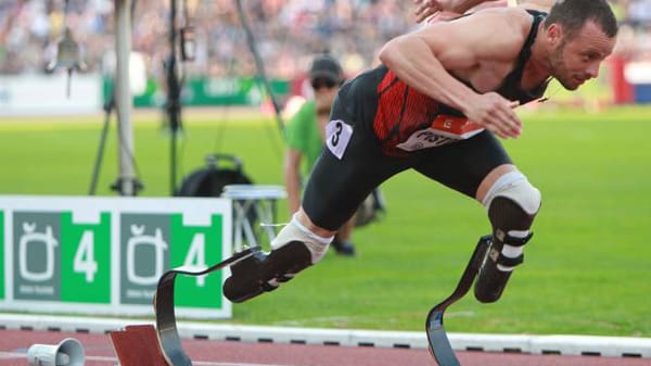 Oscar Pistorius, 400-Meter-Läufer: Dem südafrikanischen Sprintstar fehlen seit Geburt beide Wadenbeinknochen. Deshalb mussten dem 24-Jährigen beide Unterschenkel amputiert werden. Mit zwei Kunststoff-Prothesen läuft der "Blade Runner" inzwischen gegen nichtbehinderte Athleten. Ihm gelang die WM-Qualifikation für Südkorea, zudem startete er bereits bei den Paralympics 2004 und 2008, wo er insgesamt fünf Medaillen gewann.