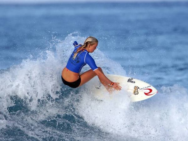 Bethany Hamilton, Profi-Surferin: 2003 riss ein Tigerhai vor der hawaiianischen Insel Kauai der damals 13-Jährigen den linken Arm ab. Bereits drei Wochen nach der Attacke trainierte die Wellenreiterin wieder. 2008 holte die Amerikanerin dann Silber bei der Junioren-WM. Derzeit liegt Hamilton auf Platz 43 der Weltrangliste und verdient rund 30.000 Euro Preisgeld. 2004 veröffentlichte sie ihre Biografie, ihre Geschichte wurde 2011 unter dem Titel "Soul Surfer" verfilmt.