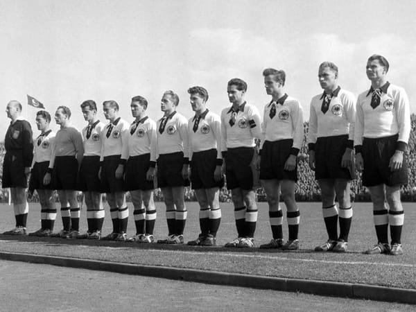 Robert Schlienz (4. v. re.), Profi-Fußballer: Dem VfB-Profi fehlte der linke Unterarm. Dieser musste ihm 1948 nach einem Autounfall amputiert werden. Der 1995 verstorbene Verteidiger machte von 1945 bis 1960 insgesamt 391 Oberliga-Spiele für die Schwaben, dreimal kam er bei der Nationalelf (hier 1955) zum Einsatz. Später wurde er mit den Stuttgartern je zweimal Deutscher Meister und DFB-Pokalsieger. Er gilt als bester Kicker, den der VfB Stuttgart je hervorbrachte.