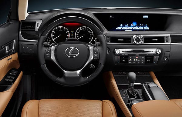 Neben dem Cockpit gibt es ein 12 Zoll großes Multifunktionsdisplay - aber einen Internetzugang wie bei der Konkurrenz wird man im Lexus vergeblich suchen.