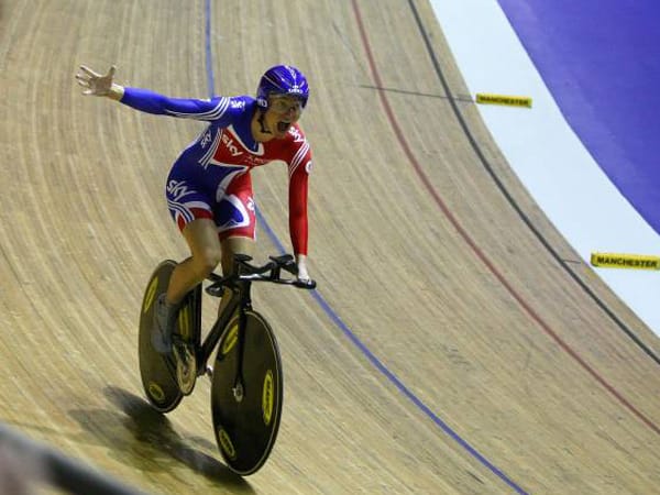Sarah Storey, Rad-Profi: Die 33-jährige Britin hat eine verkrüppelte linke Hand. Wegen eines Fehlwuchses steuert sie ihr Rad mit einer besonderen Vorrichtung am Lenker: "Ich muss alles mit einer Hand machen: essen, trinken, schalten und bremsen. Das ist nicht einfach", sagte sie in einem Interview. Dabei gewann sie bislang sieben Mal Gold bei den Paralympics und wurde zweimal "British National Track Champion". Auch nicht einfach...