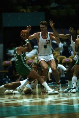 Der "Burning Skyscraper" Uwe Blab ist einer der wenigen deutschen Spieler, die sich über längere Zeit in der NBA halten konnten, auch wenn ihm dort die ganz große Karriere nicht gelang. Der Center mit den feuerroten Haaren lebt heute in Texas.