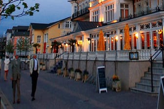 Das Hotel Ahlbecker Hof an der Strandpromenade von Ahlbeck auf der Ostseeinsel Usedom.
