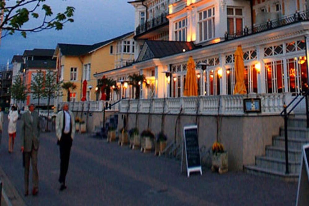 Das Hotel Ahlbecker Hof an der Strandpromenade von Ahlbeck auf der Ostseeinsel Usedom.