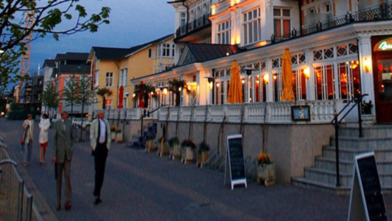 Das Hotel Ahlbecker Hof an der Strandpromenade von Ahlbeck auf der Ostseeinsel Usedom.