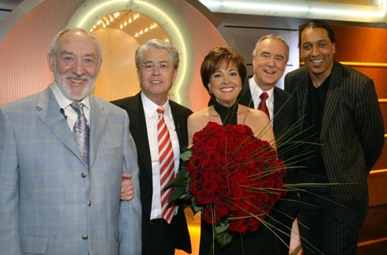Die Moderatoren der Sendung kamen 1998 zusammen: Dieter Hallervorden, Frank Elstner, Paola Felix, Kurt Felix und Cherno Jobatey (v.l.).
