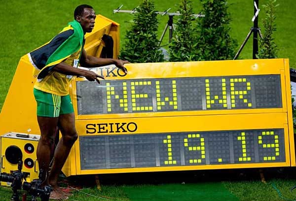 Auch über 200 Meter ist Bolt in Berlin das Maß aller Dinge. In der sensationellen Zeit von 19,19 Sekunden siegt der Jamaikaner konkurrenzlos. Auch mit der 4x400-Meter-Staffel siegt Bolt und holt bei den Titelkämpfen sein drittes Gold.