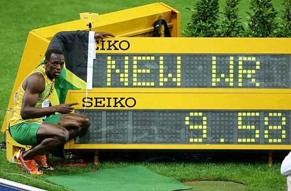 Usain Bolt läuft bei der WM 2009 über die 100 Meter in die Geschichtsbücher: 9,58 Sekunden bedeuten den Vorstoß in eine neue Dimension. Der Jamaikaner beteuert anschließend sogar, dass er noch schneller laufen kann.