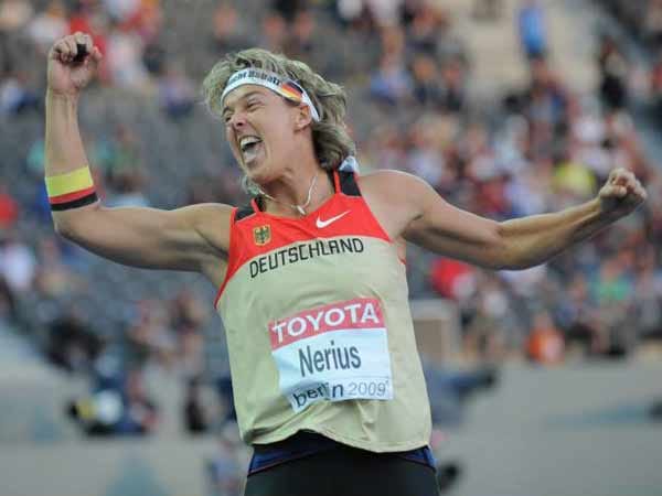 Spätes Karriere-Glück für Steffi Nerius: Bei der Heim-WM in Berlin 2009 siegt die damals 37-Jährige Speerwerferin sensationell mit einer Weite von 67,30 Meter. Ein Triumph, der ihr wenige Monate später auch den Titel als Deutschlands "Sportlerin des Jahres" einbringt.