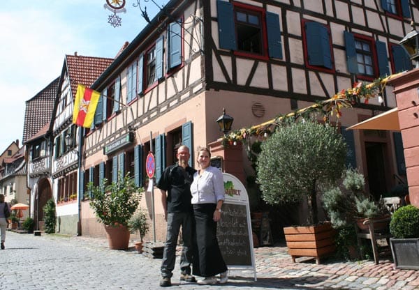 Das Wirtspaar Nadine und Michael Schellenberger vor ihrem Gasthaus "Zum güldenen Stern" in Ladenburg.