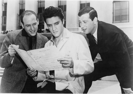 Mike Stoller und Jerry Leiber mit Elvis Presley