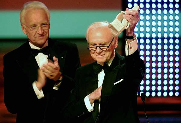 Im Jahr 2002 erhielt Loriot den Sonderpreis des Bayerischen Fernsehpreises, den sogenannten "Blauen Panther".