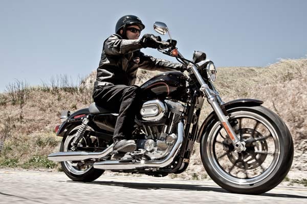 Eine günstige Einstiegs-Harley ist die Harley-Davidson XL883L SuperLow. Die Preisliste startet bei 8295 Euro.