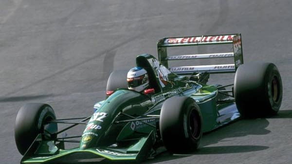 Misslungene Premiere in der Königsklasse für das Team von Eddie Jordan: Nach einem starken siebten Startplatz endet das erste Formel-1-Rennen in Spa für Schumacher im Jahr 1991 nach einem Getriebeschaden bereits nach 700 Metern.